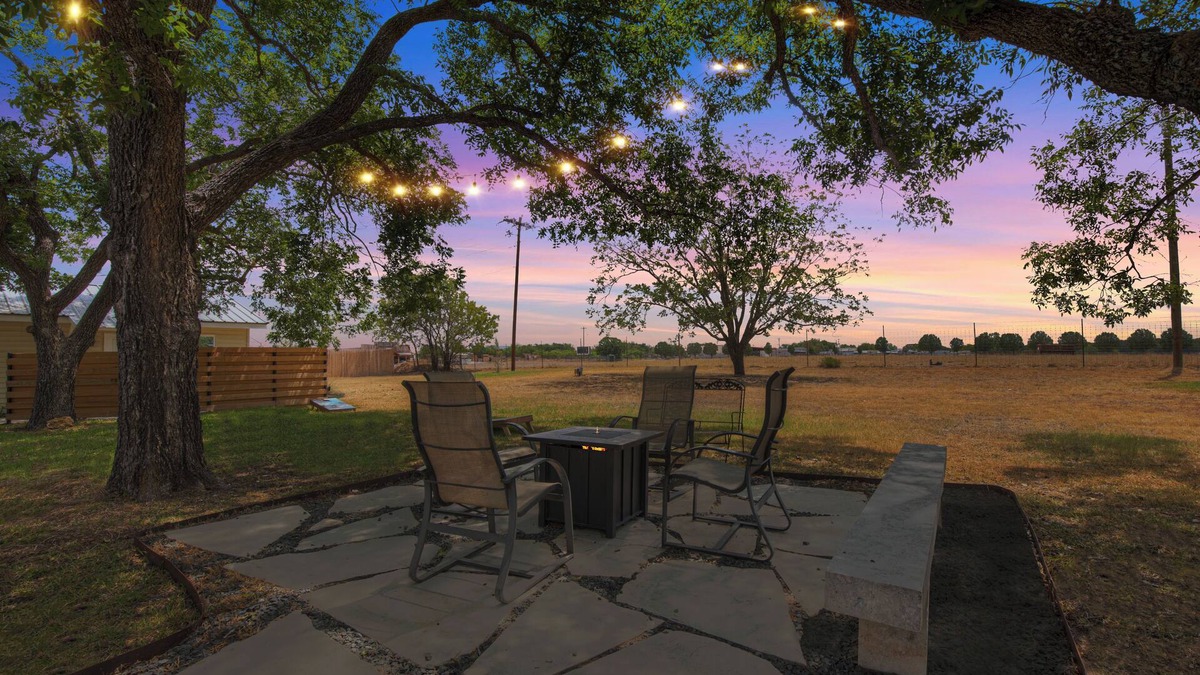 Stonewall House | Spacious Home - Fire Pit, BBQ and Outdoor Seating!