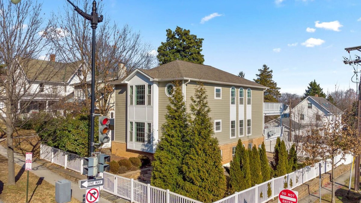 Woodley Park House | Spacious Home for Gathering with Private Parking Business or Family Retreat!