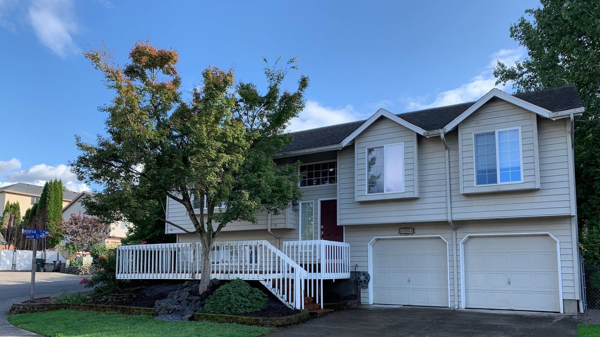 Salem House | Spacious Home for your Family and Friends to Enjoy!