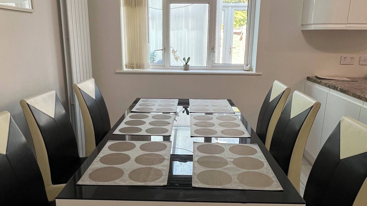 Rushmoor District House | Spacious Home from Home! Perfect for Farnborough Airshow.
