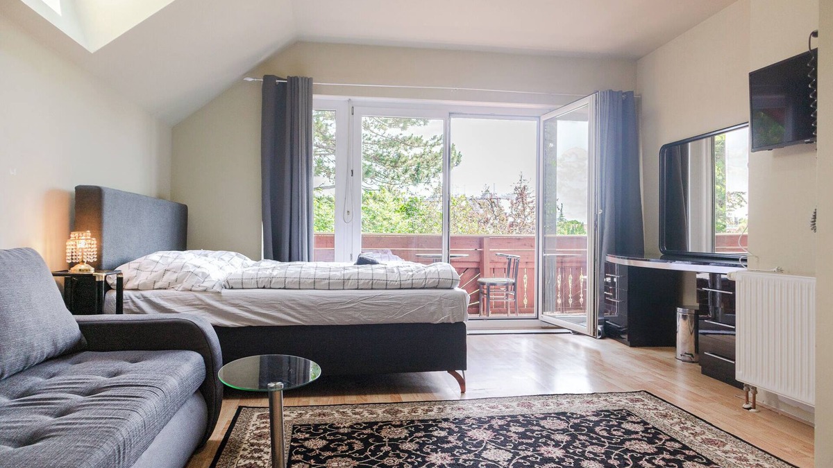 Grinzing Apartment | Spacious Home & Garden Free Parking