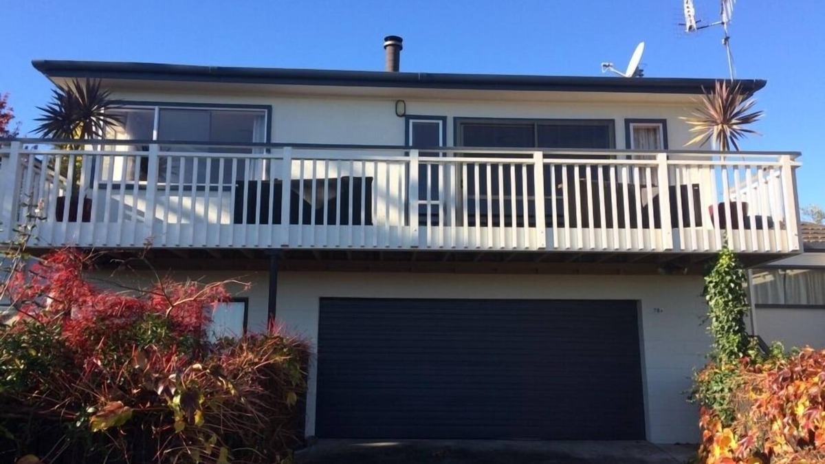Hilltop House | Spacious home, great lake and mountain views, with own rustic thermal hot tub
