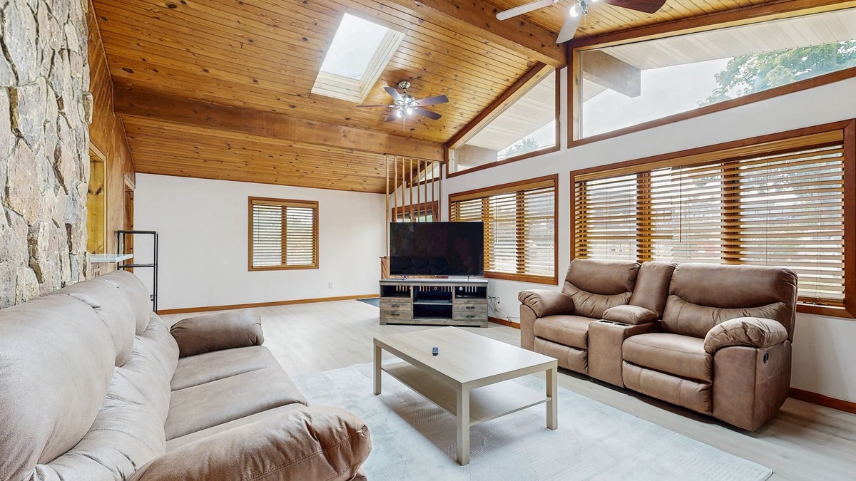 Lake Delton House | Spacious Home In the Heart of Wisconsin Dells, with WIFI & Gas Grill