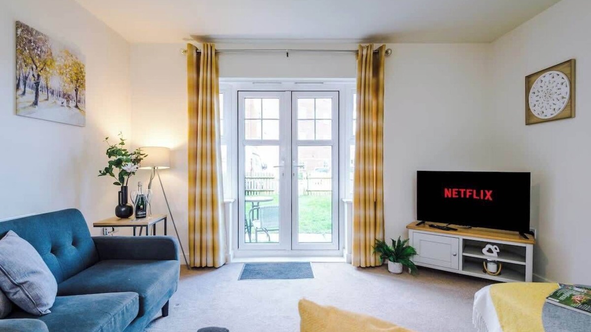 Crewe House | Spacious home, ideal for professionals, sleeps 8!