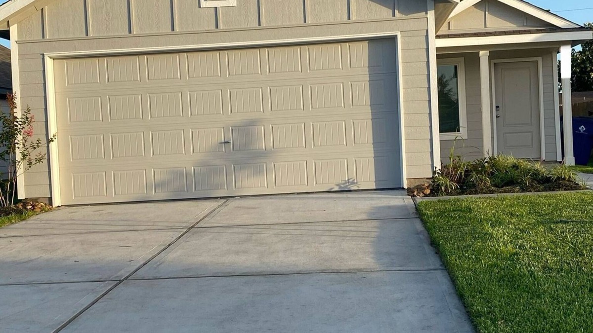 Angleton House | Spacious home in Angleton with 3 bedrooms, 2 bathrooms perfect for families