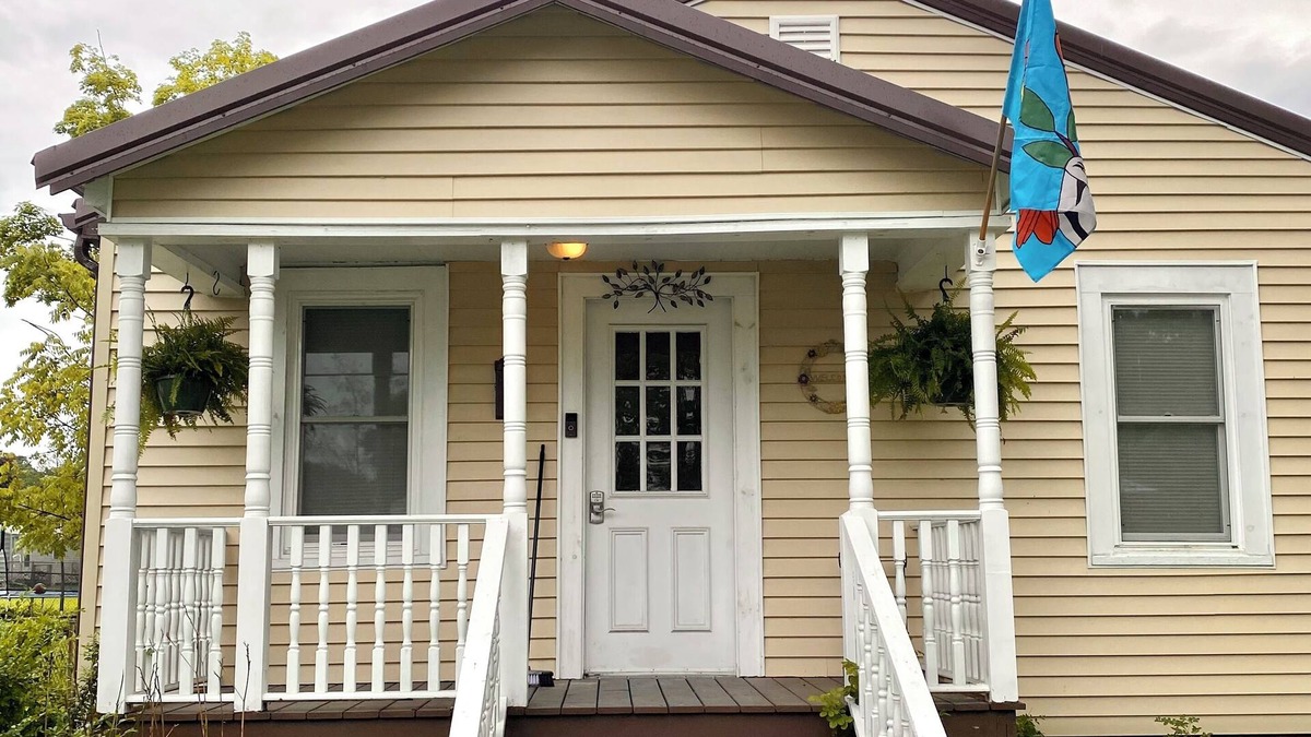 Summerlee House | Spacious home in quiet neighborhood. Fenced yard. Easy access to attractions.