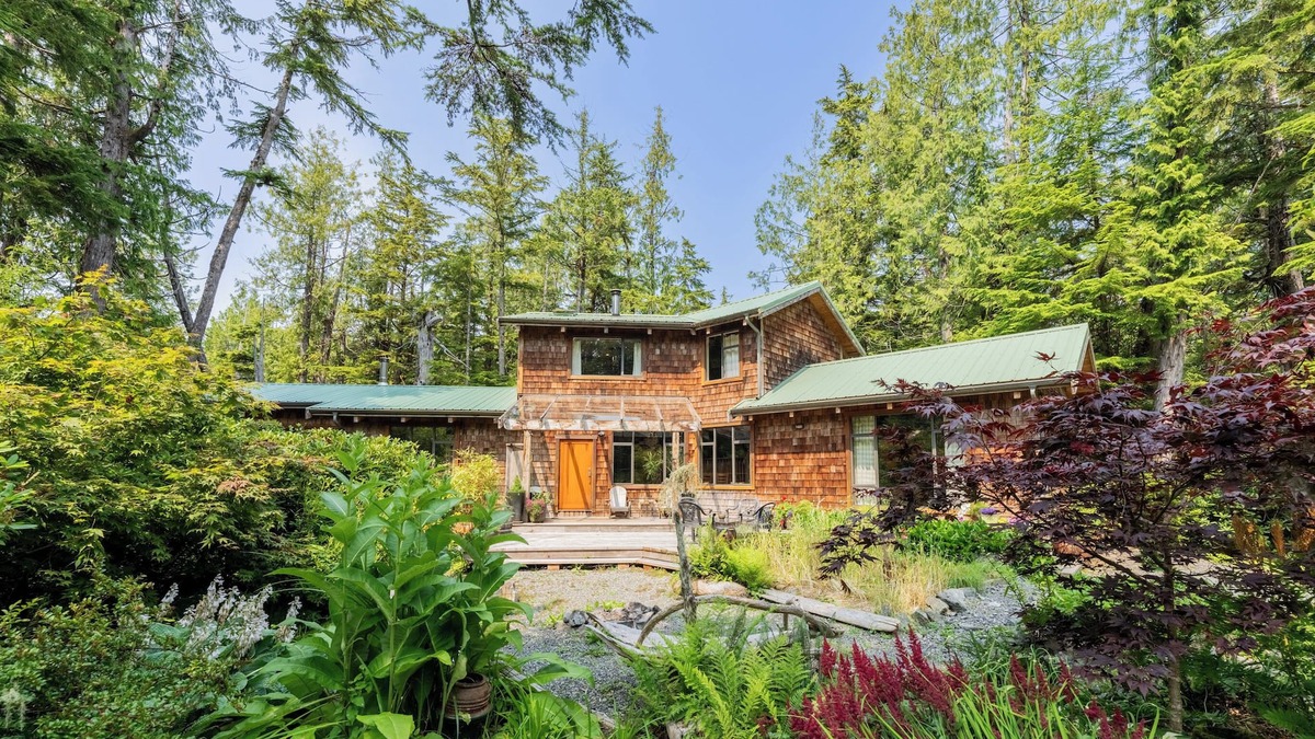 Tofino House | Spacious home in Tofino's best surf and sand neighbourhood