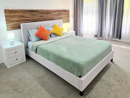 Kenwick House | Spacious Home Located Near Airport & City