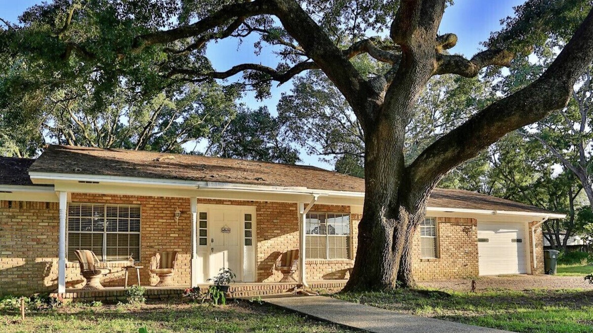 Northwest Pensacola House | Spacious Home Minutes Away From 2 or Amusement Park, Mall, & Downtown