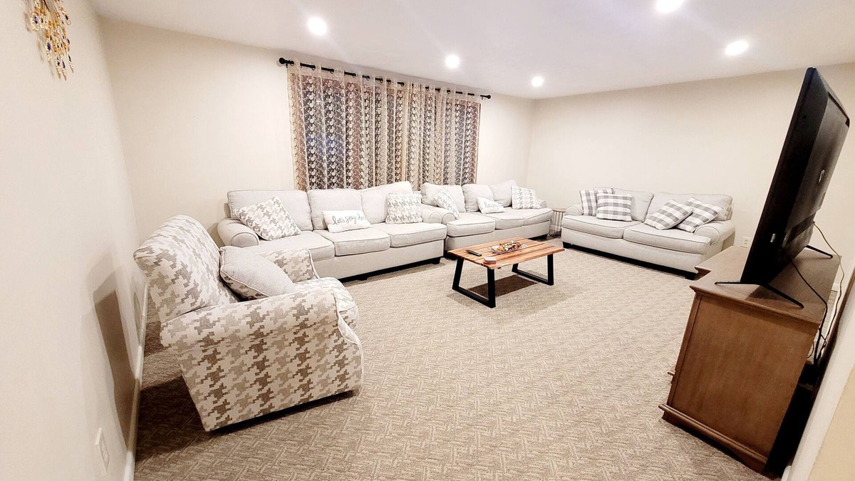 Cheektowaga House | Spacious Home near Buffalo/Bills/Airport/Niagara Falls/Orchard Park Pet friendly