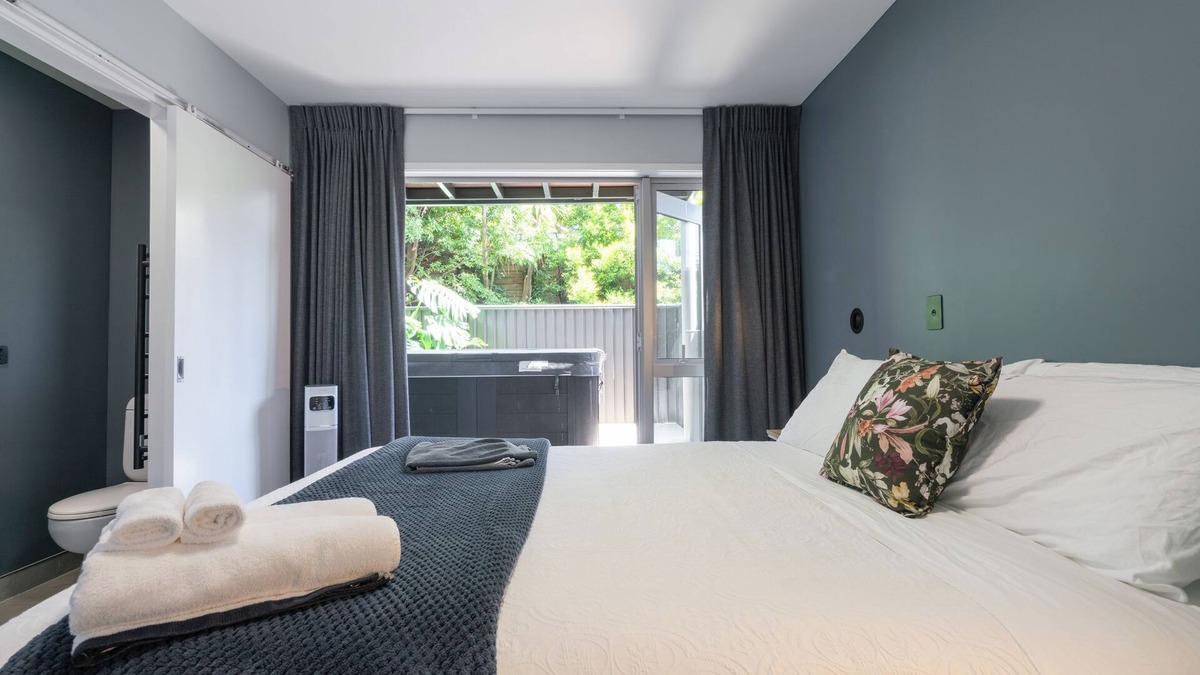 Parnell Apartment | Spacious Home Near CBD | SPA Pool | Parking | 3BR
