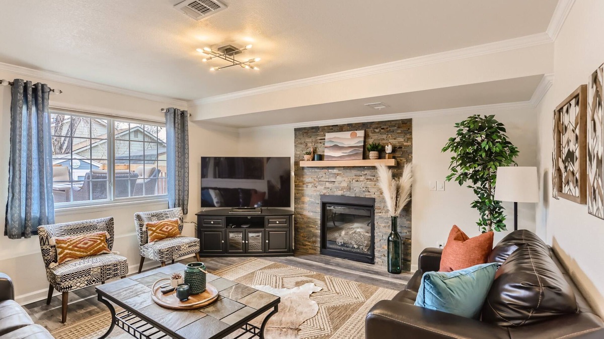 Berkley House | Spacious Home Near Tennyson & Olde Towne - Sauna + Massage Chair + WiFi