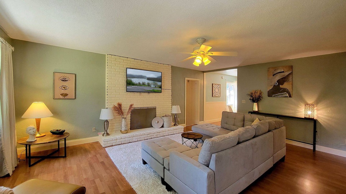 Gold Hill House | Spacious Home on Rogue River | Sleeps 10 | Soaking Tub