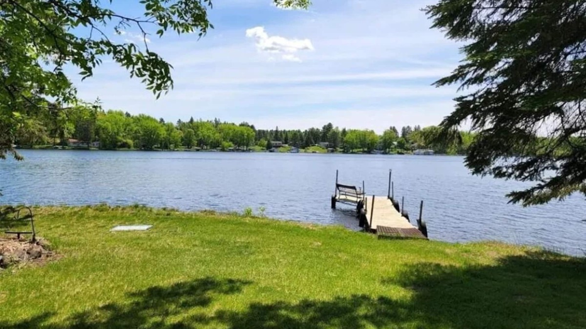 Finlayson Cabin | Spacious home on the lake!