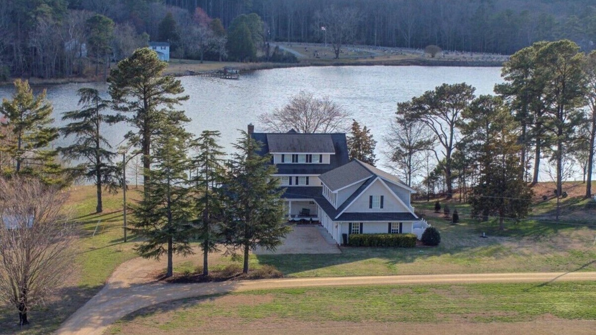 Hallieford House | Spacious home on the waterfront with kayaks, SUP's and fishing and more!