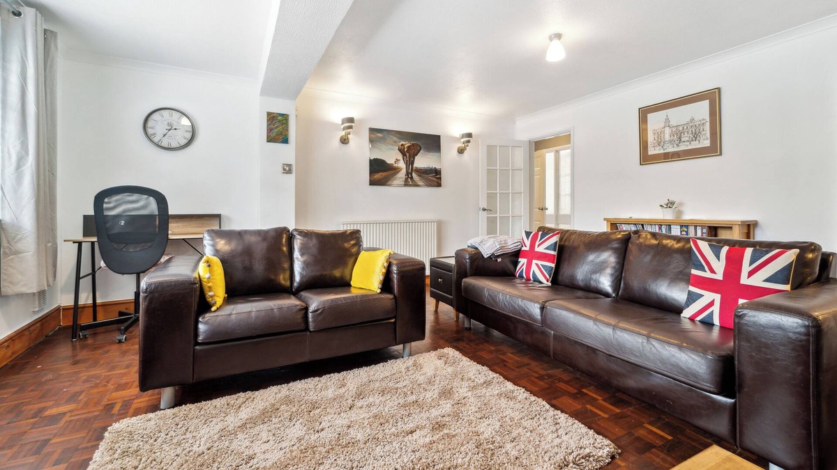 Waltham Cross House | Spacious Home - Sleeps 10 - Free Parking - Pets