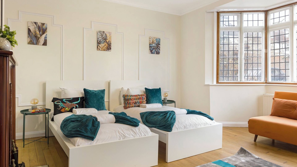 Golders Green House | Spacious Home sleeps 14 adults London
