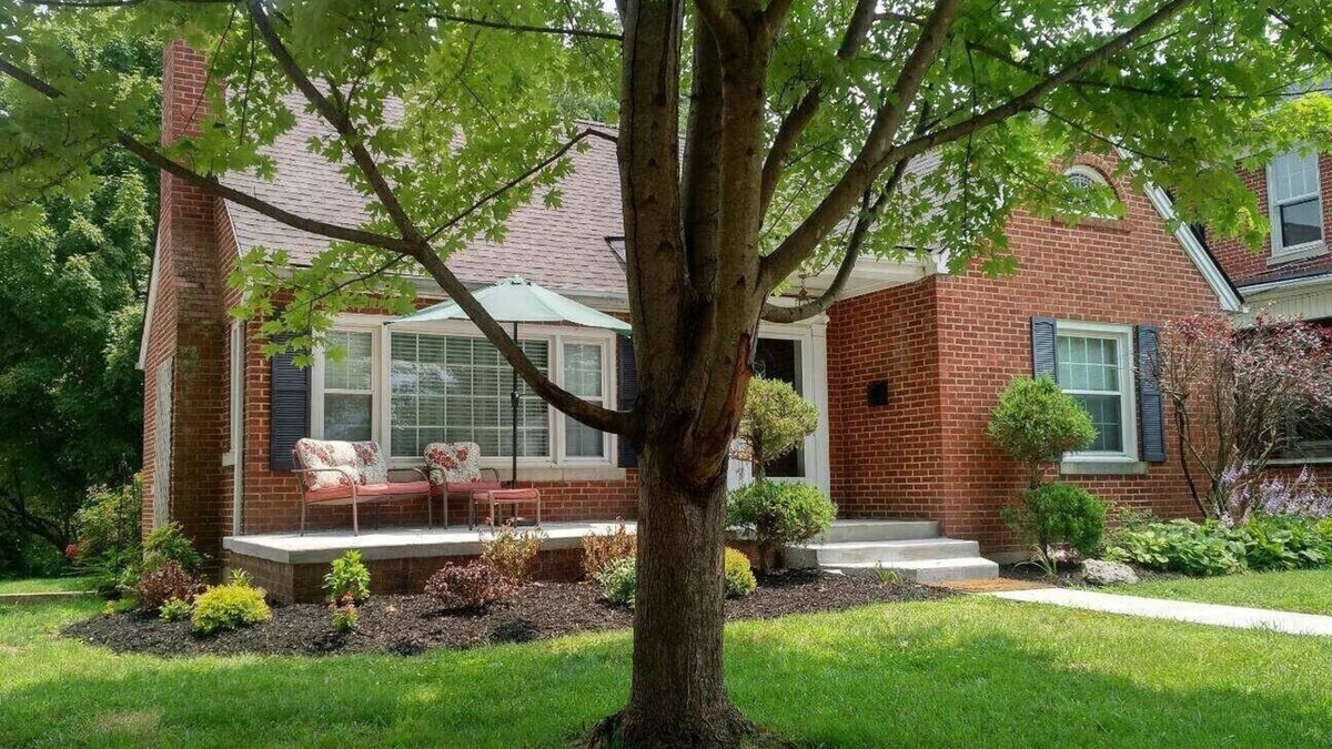 Richmond House | Spacious Home - Sleeps 8 Fire-pit 1 Block to EKU & Downtown, 2 Miles to I-75