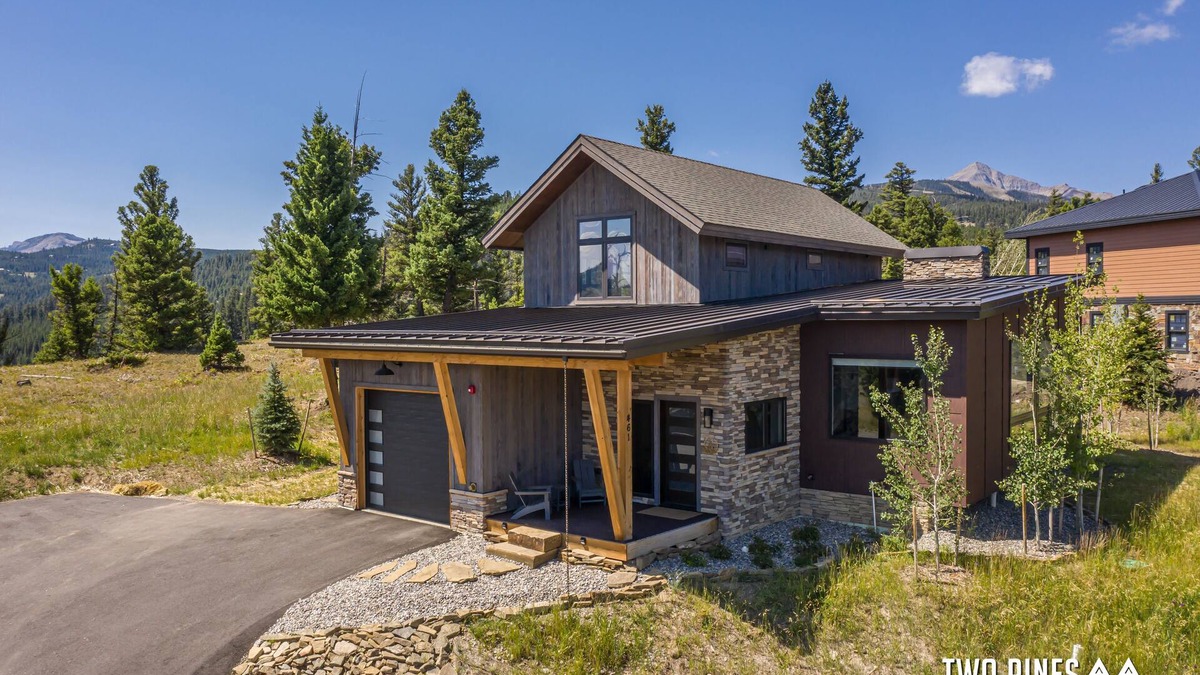 Antler Ridge House | Spacious Home! Stunning Mountain Views! Private Deck, Grill, Hot Tub, 7Min Drive