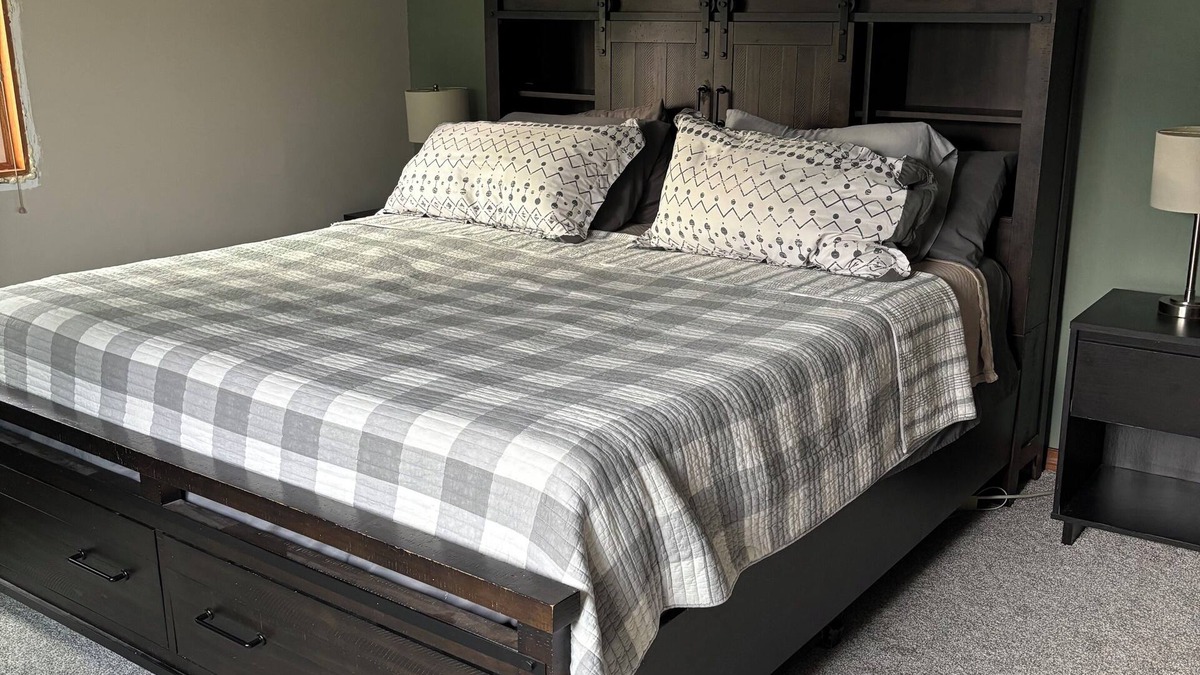 Oshkosh House | Spacious Home that is close to EAA and Shopping.