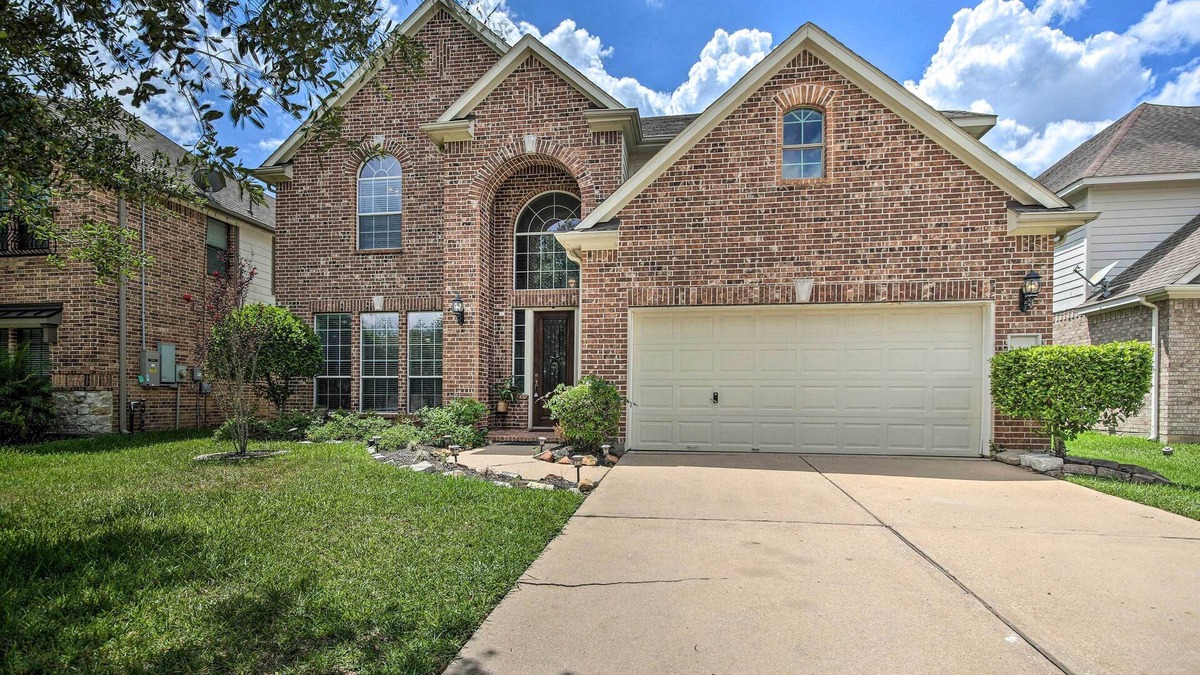Iowa Colony House | Spacious Home w/Backyard ~ 25 Mi to Houston!