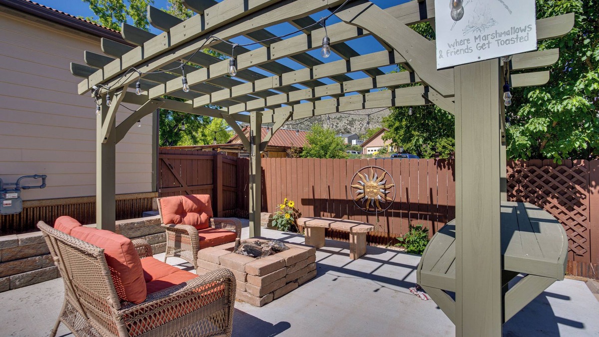 Ridgway House | Spacious Home w/Deck: 5 Mi to Ridgway State Park!
