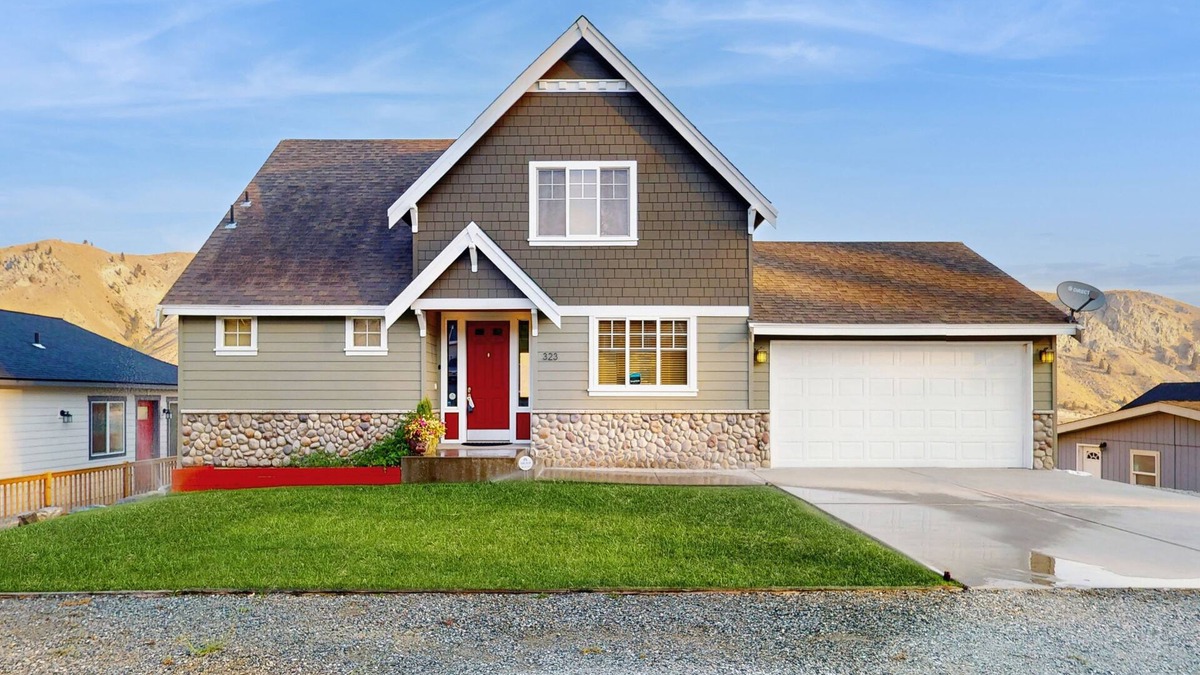 Orondo House | Spacious home w/full kitchen, great location & deck with incredible views