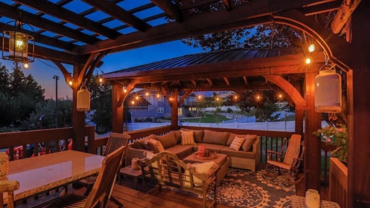 Draper House | Spacious home w/hottub & close to canyons & trails