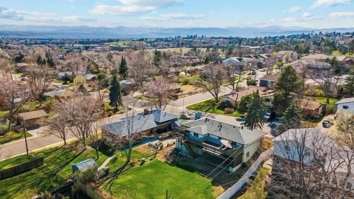Lamar Heights Area House | Spacious home w/raised deck, covered patio, fire pit, games, centrally located