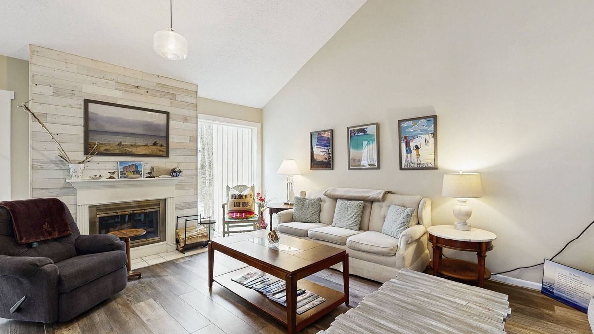 Harbor Springs Condo | Spacious home w/shared tennis & pool - close to lake