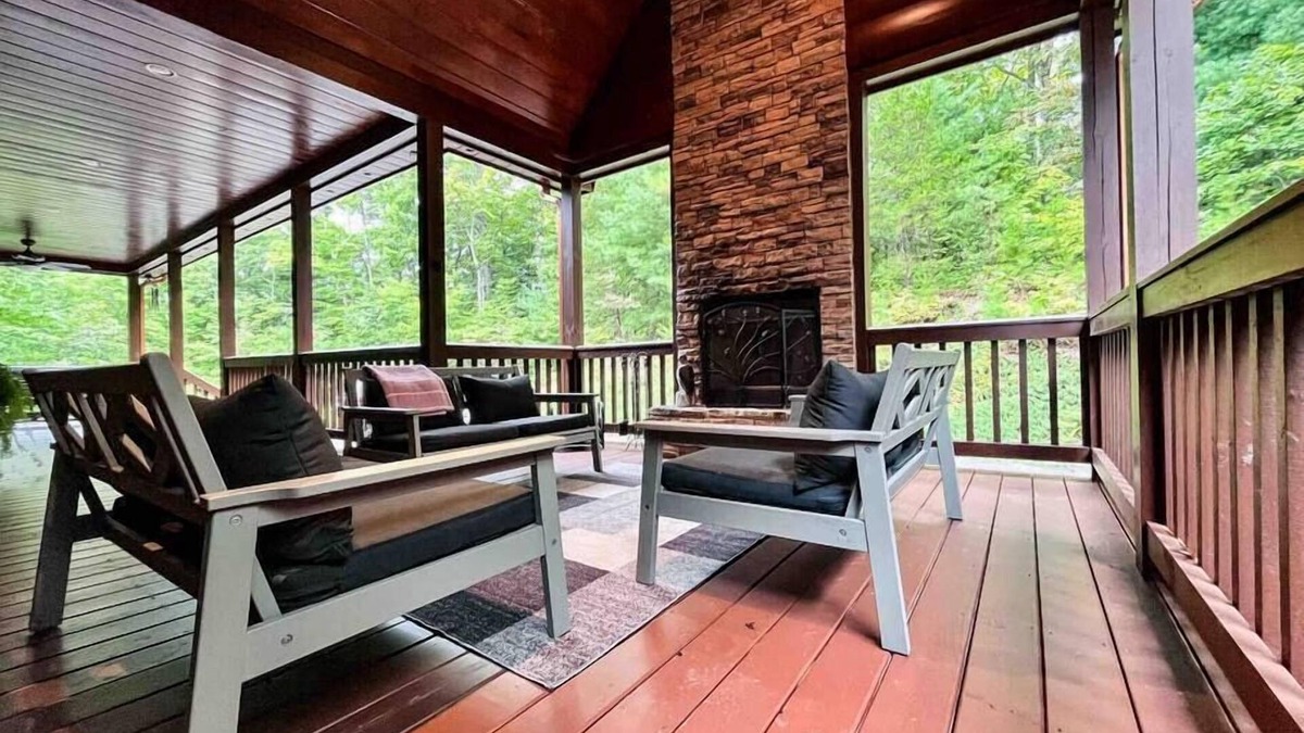 Cherry Log House | Spacious Home w/Views, Hot Tub & All Paved Access