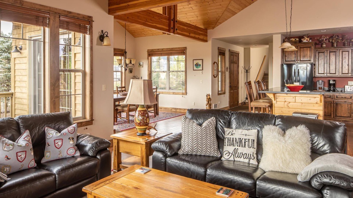 Antler Ridge House | Spacious Home with 2 Kitchens and 2 Living Rooms