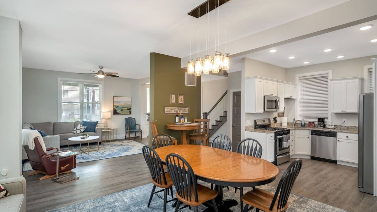 Mount Auburn House | SPACIOUS home with 5 bedrooms, 4 bathrooms