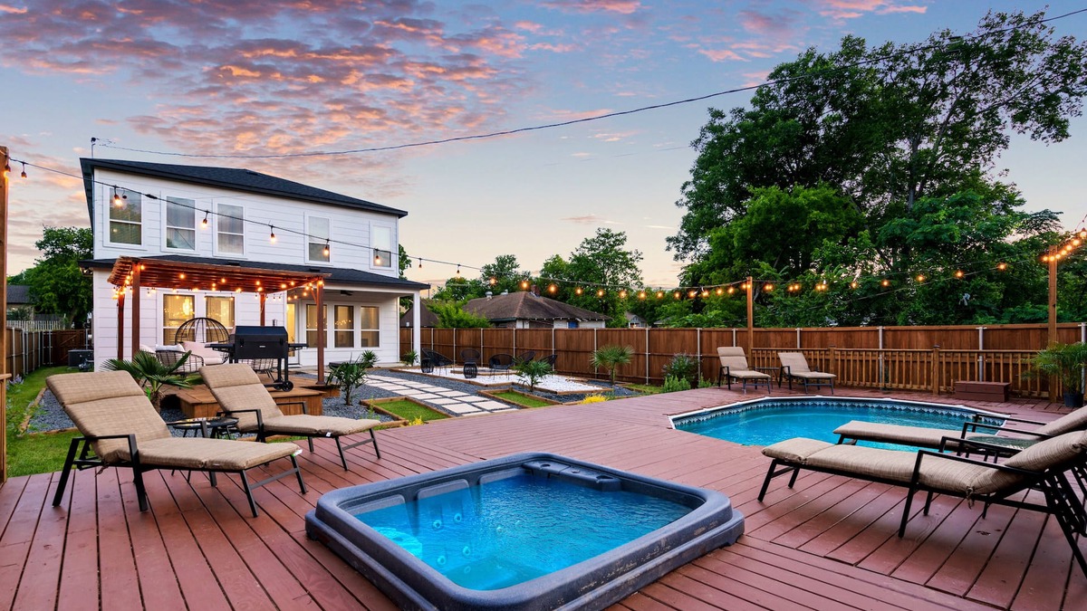 Cedar Crest House | Spacious Home with Big Backyard, Jacuzzi, and Pool Bishops Art District & Dallas