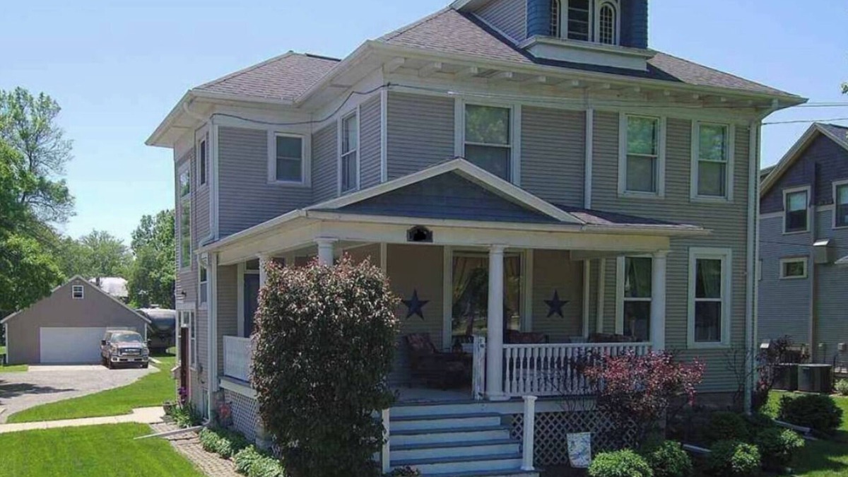 Oshkosh House | Spacious home with extras for your Air Venture week! Sleeps up to 10.
