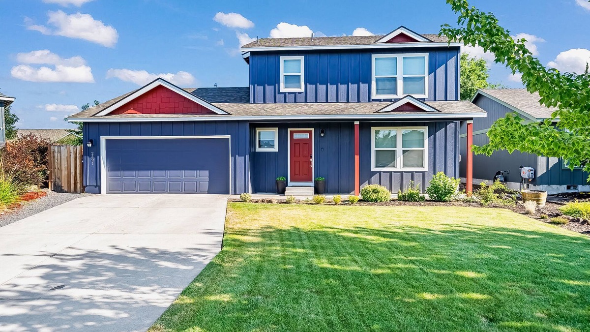 Redmond House | Spacious home with fenced dog-friendly yard, fireplace, central AC, W/D, WiFi