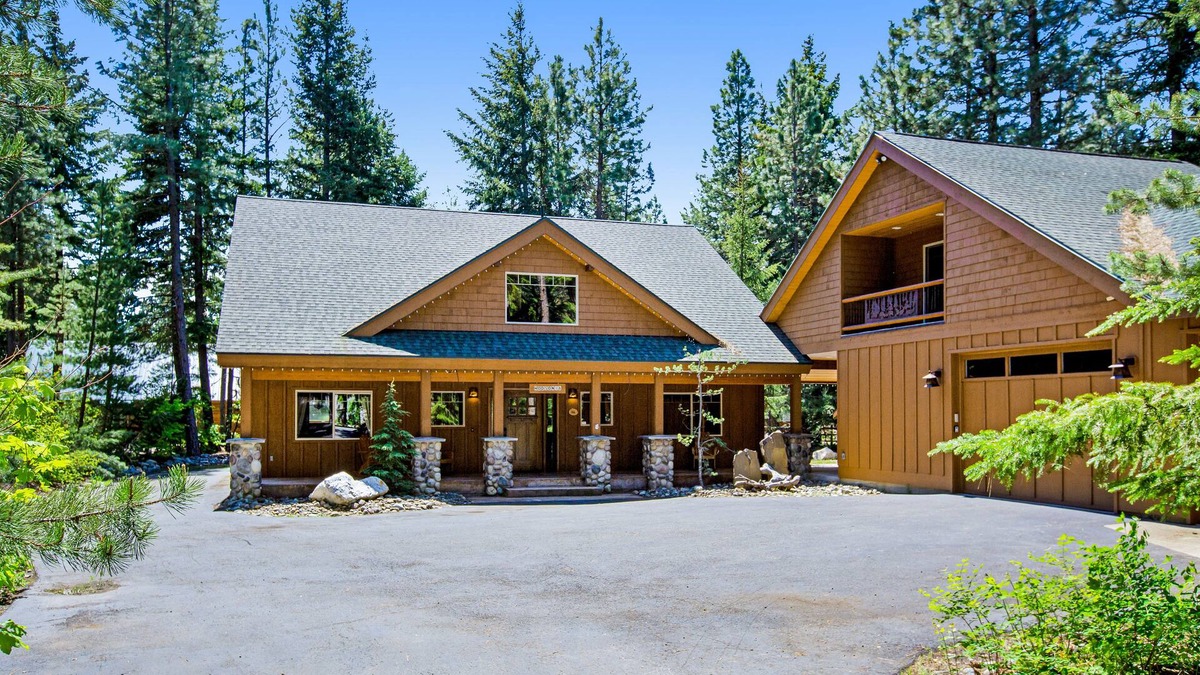 Ronald Cabin | Spacious home with fireplace, firepit, jetted tub & gas grill - close to lake