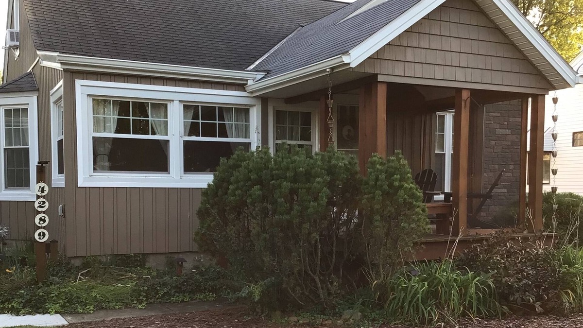 Vermilion House | Spacious home with lake breezes and a community lake view!