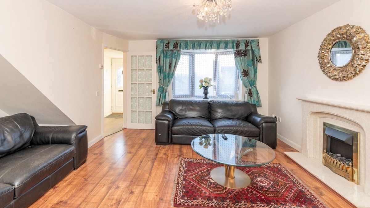 Calcot House | Spacious Home with Modern Amenities Near IKEA | Pass the Keys