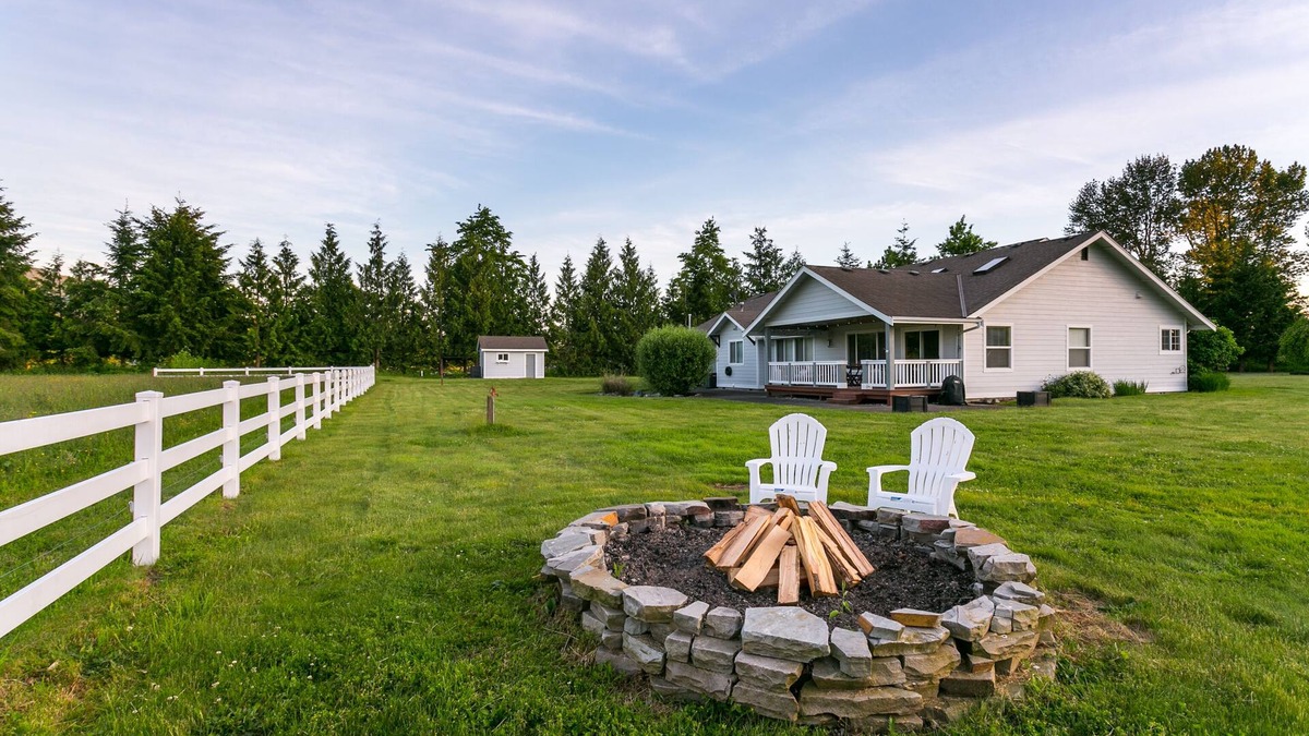 Bellingham House | Spacious Home with Pond and Seasonal Mtn View 12 min to Bellingham