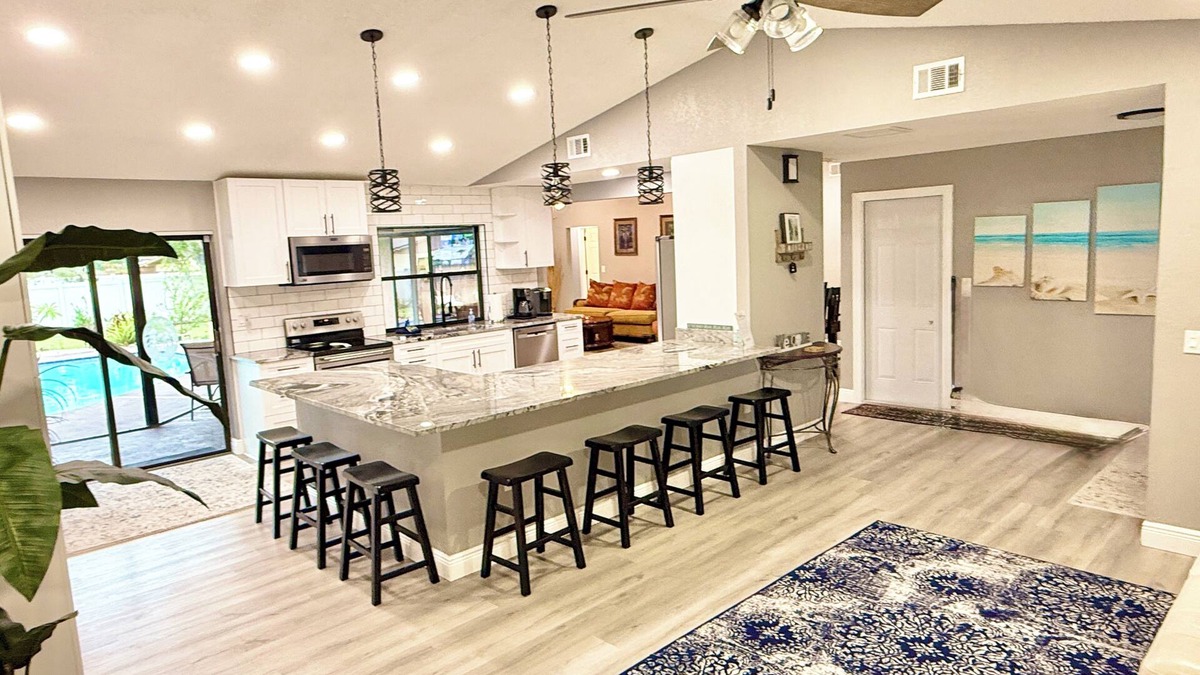Seminole House | SPACIOUS home with private POOL 5 mins to beach! Close to everything!
