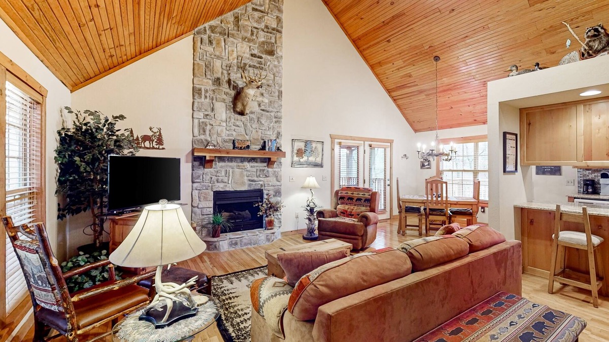 Branson West Condo | Spacious home with screened patio, fireplace & resort amenities