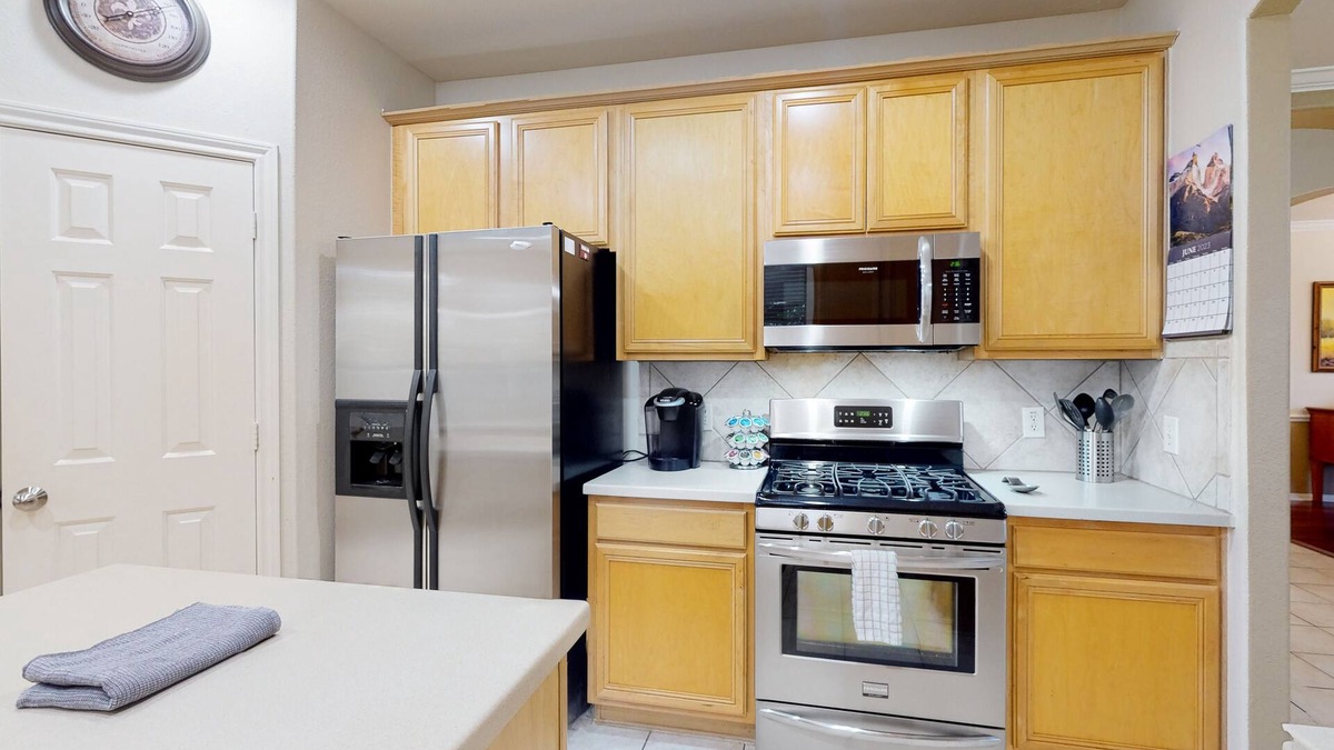 League City House | Spacious home with kayaks, fenced yard, great location, central AC & W/D