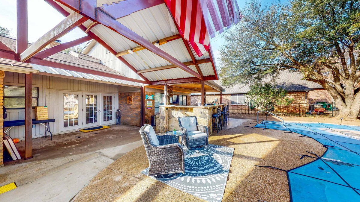 Stephenville House | Spacious home with golf course views, private pool