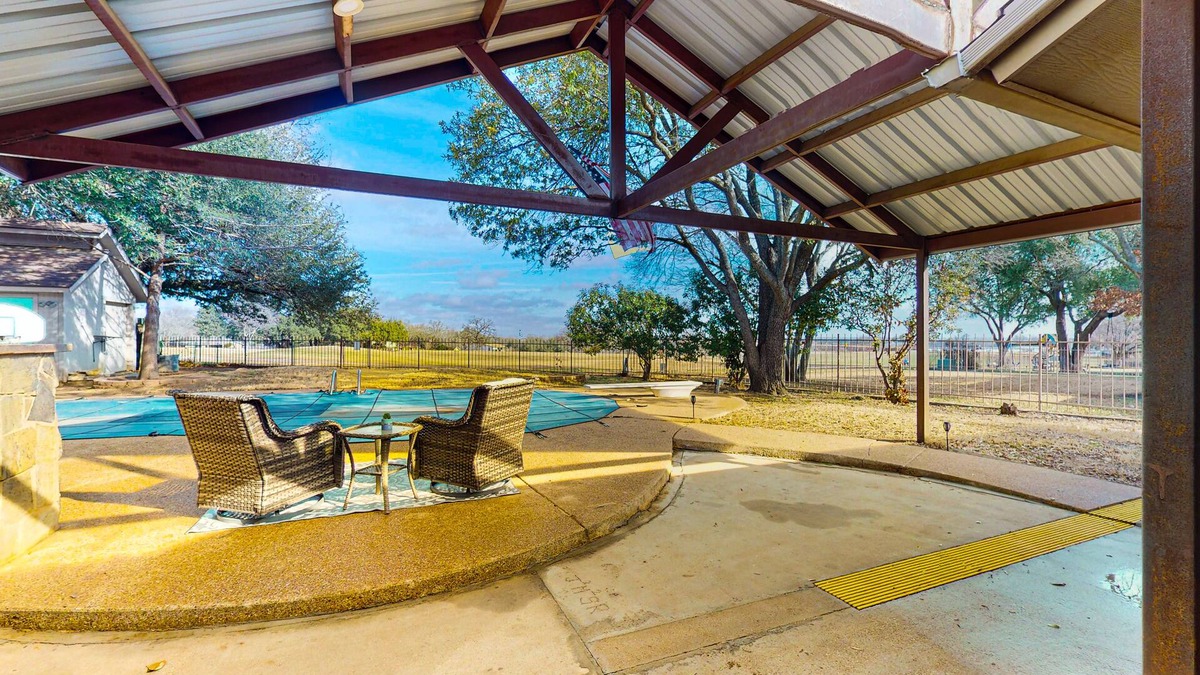 Stephenville House | Spacious home with golf course views, private pool