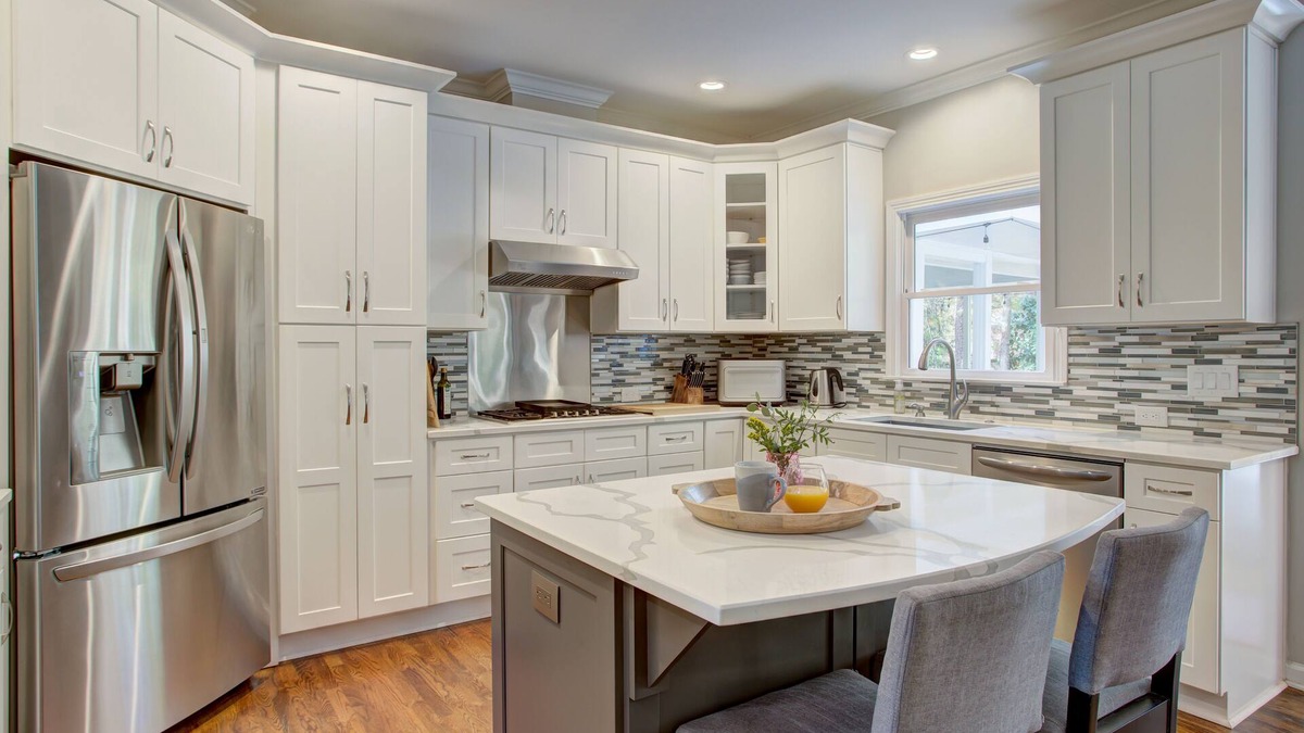 Johns Creek House | Spacious house and peaceful yard in Johns Creek
