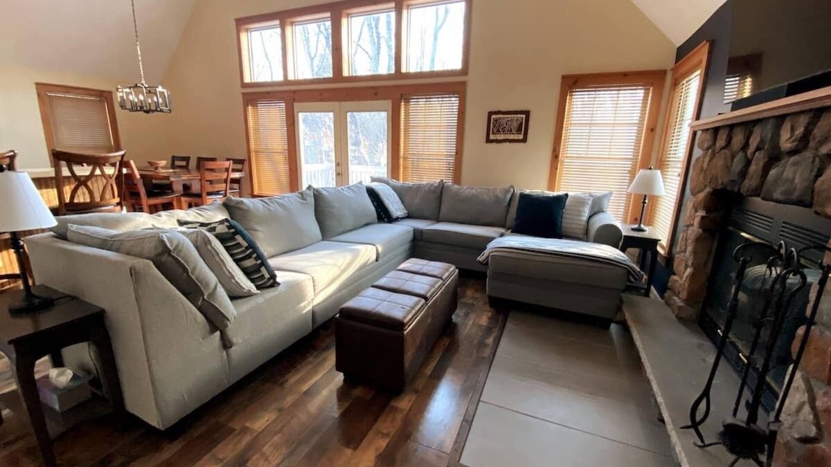 Tannersville House | Spacious house at Camelback near water parks and ski lifts!