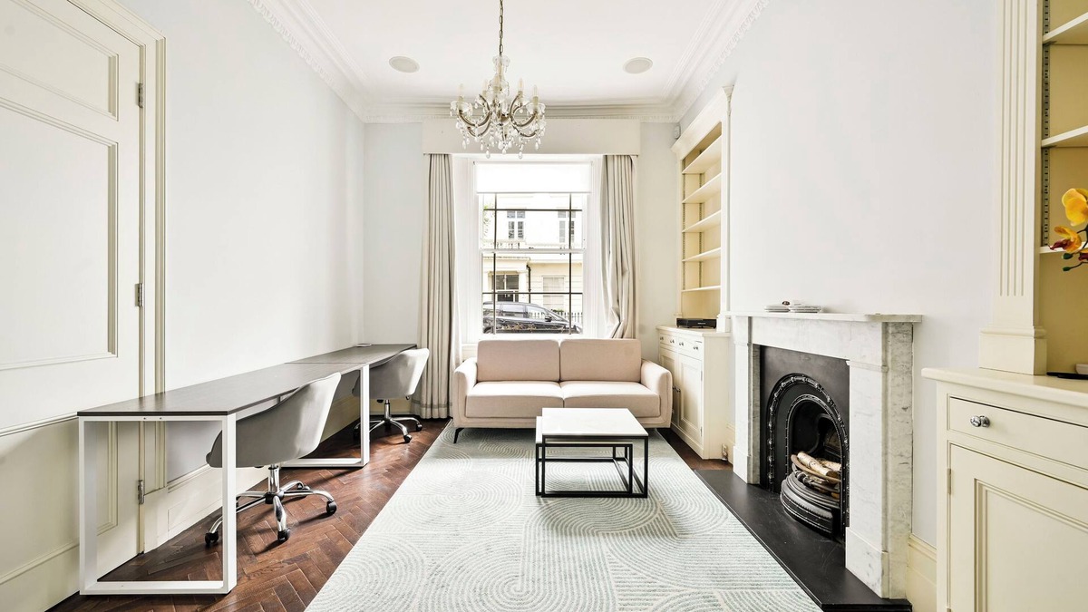 Riverside House | Spacious House, Central Location with 4 Rooms/5 King Beds,