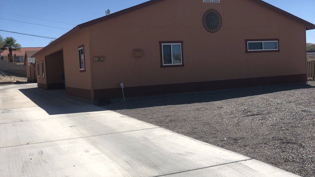 Bullhead City House | Spacious House close to Laughlin, Lake and River - lots of parking.