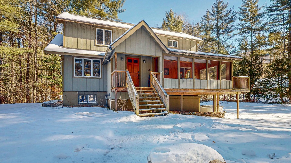 Londonderry House | Spacious house, dog-friendly, hot tub, fire pit, bbq, balcony, yard, w/d, wifi